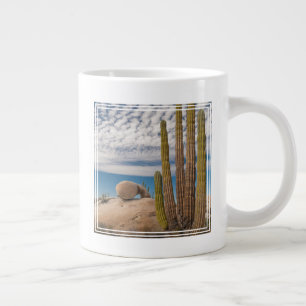 Taza De Café Gigante Cactus En Escenario Desértico