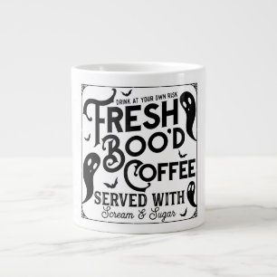 Taza De Café Gigante Café Boo'd fresco servido con crema y azúcar