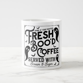 Taza De Café Gigante Café Boo'd fresco servido con crema y azúcar