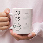 Taza De Café Gigante Calendario rosa 2025 del personalizado Pastel con<br><div class="desc">Siéntese con estilo mientras se organiza con esta taza de calendario rosa pastel 2025 con su logotipo. Diseñado con un suave fondo rosa pastel y un diseño elegante de calendario, esta taza combina elegancia y funcionalidad. Perfecto para promocionar su marca o negocio, el logotipo personalizado añade un toque único y...</div>