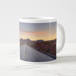 Taza De Café Gigante Camino al Parque Tribal del Valle del Monumento