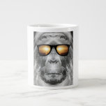 Taza De Café Gigante Camino Grande En Tonos<br><div class="desc">Su identidad escondida detrás de un par de gafas de sol, Bigfoot es capaz de deambular por la costa del Pacífico sin restricciones, incógnito.</div>