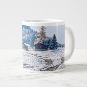 Taza De Café Gigante Camino sucio en la tierra de la nieve, Alpes europ
