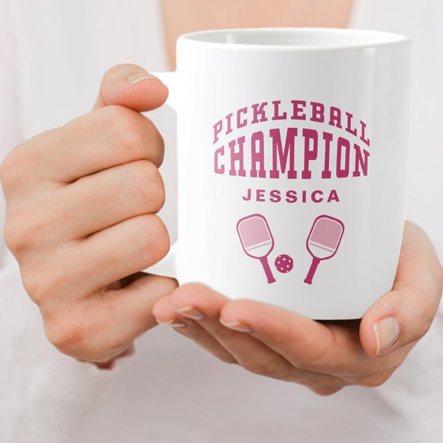 Taza De Café Gigante Campeón de Pickleball Nombre Personalizado Inicial (Pickleball Champion Custom Name Initials Pink Fun Giant Coffee Mug)