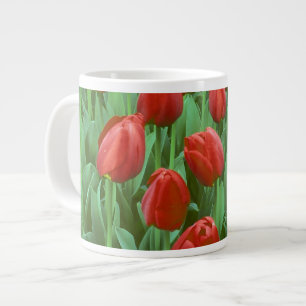 Taza De Café Gigante Campo de tulipanes florece en primavera.