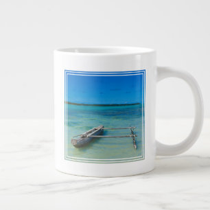 Taza De Café Gigante Caña De Umbral En El Océano Poco Profundo