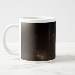 Taza De Café Gigante Cápsula de aeródromo de Marte Science Laboratory 2<br><div class="desc">Concepto de artista que representa la interacción de la nave espacial del Laboratorio Científico de Marte con la atmósfera superior de Marte durante la entrada, descenso y aterrizaje de la resaca de curiosidad en la superficie marciana. En esta escena, la fricción con la atmósfera marciana está frenando el descenso de...</div>