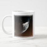 Taza De Café Gigante Cápsula de aeródromo de Marte Science Laboratory 2<br><div class="desc">Concepto de artista que representa la interacción de la nave espacial del Laboratorio Científico de Marte con la atmósfera superior de Marte durante la entrada, descenso y aterrizaje de la resaca de curiosidad en la superficie marciana. En esta escena, la fricción con la atmósfera marciana está frenando el descenso de...</div>