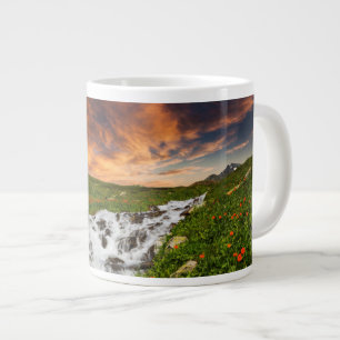 Taza De Café Gigante Cascada en las montañas con flores