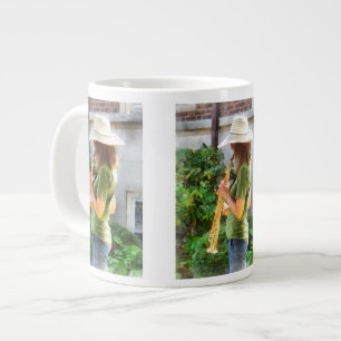 Taza De Café Gigante Chica jugando saxofón