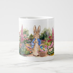 Taza De Café Gigante Conejo clásico de Pascua en su jardín