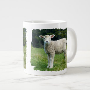 Taza De Café Gigante Corderito lindo con cara embarrada en la pradera