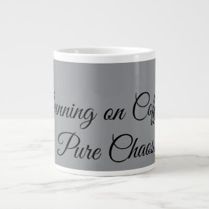 Taza De Café Gigante Corriendo con Café y Caos Puro.