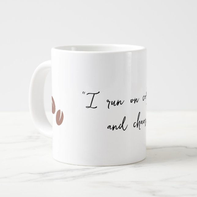 Taza De Café Gigante "Corro en cafeína y caos". (Izquierda)