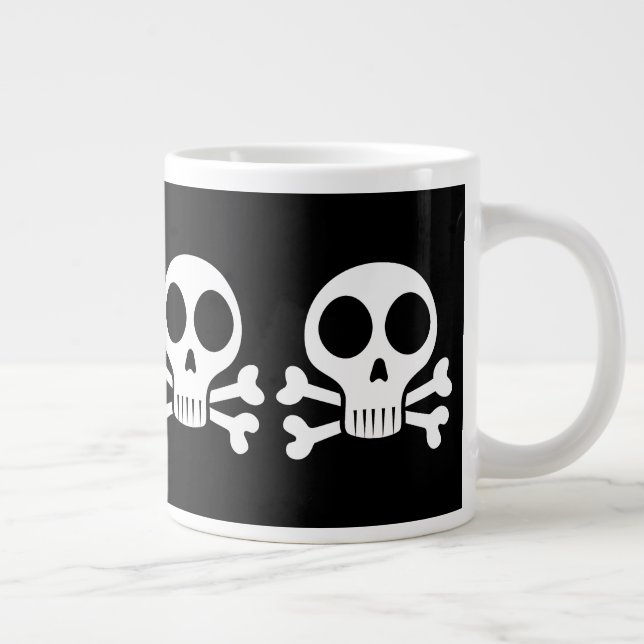 Taza De Café Gigante cráneo espeluznante sobre un fondo negro (Derecha)