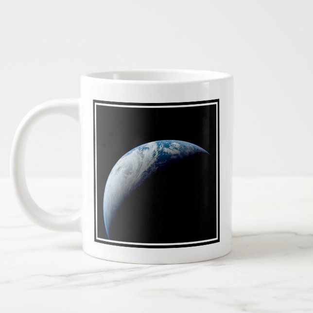 Taza De Café Gigante Creciente Tierra Tomada De La Misión Apolo 4. (Izquierda)