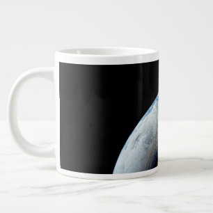 Taza De Café Gigante Creciente Tierra Tomada De La Misión Apolo 4.