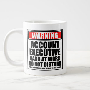 Taza De Café Gigante Cuenta de advertencia: Ejecutivo duro en el trabaj