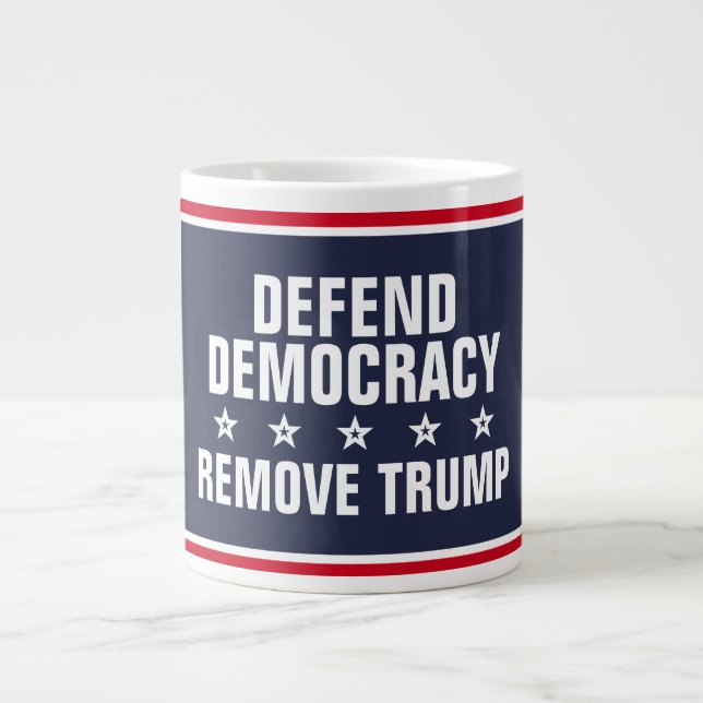 Taza De Café Gigante Defender la democracia para derrocar a Trump (Frente)