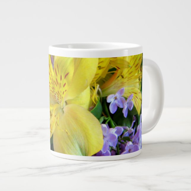 Taza De Café Gigante Deportes amarillos y flores moradas de lino (Derecha)