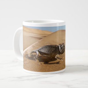 Taza De Café Gigante Desiertos Namaqua Chameleon en el desierto