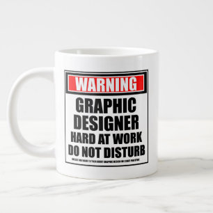 Taza De Café Gigante Diseñador gráfico de advertencia en trabajo duro