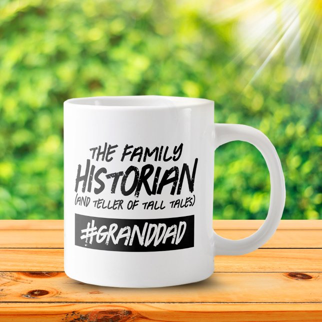 Taza De Café Gigante Divertido historiador familiar... Abuelo de etique (Funny The Family Historian and (Teller of Tall Tales) #Granddad Jumbo Coffee Mug Cover Photo.)