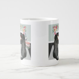 Taza De Café Gigante Dos Navidades negros de perros de Labrador con chi