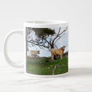 Taza De Café Gigante Dos vacas de altiplano en tierras rurales pacífica