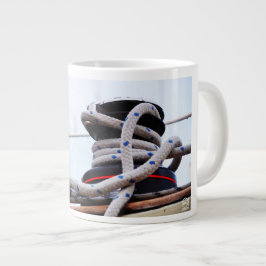 Taza De Café Gigante Een zeiljacht close up van een lier op een boot.