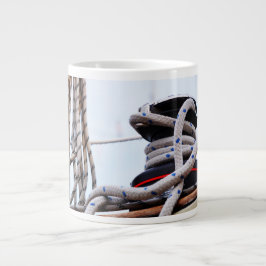 Taza De Café Gigante Een zeiljacht close up van een lier op een boot.