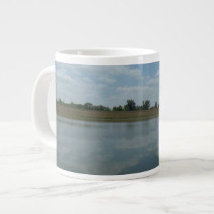 Taza De Café Gigante El agua del lago refleja las nubes blancas