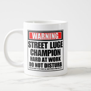Taza De Café Gigante El Campeón De Luge De La Calle De Aviso Está Traba