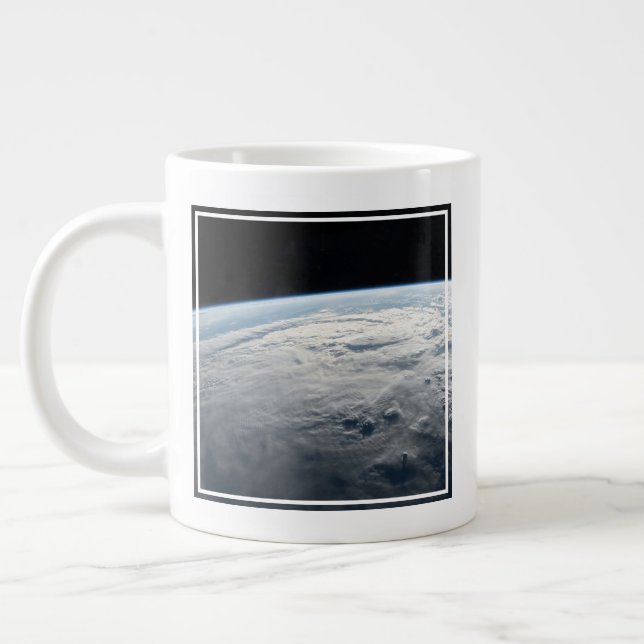 Taza De Café Gigante El Ciclón Tropical Idai Sobre La Costa De África. (Izquierda)