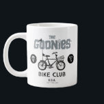 Taza De Café Gigante El Club de Bicicletas Goonies<br><div class="desc">Las tonterías | Echa un vistazo a este gráfico vintage "Bike Club U.S.A.",  que presenta un Willie de un ojo y la insignia "Never Say Die" a ambos lados de una silueta de bicicleta.</div>