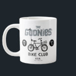 Taza De Café Gigante El Club de Bicicletas Goonies<br><div class="desc">Las tonterías | Echa un vistazo a este gráfico vintage "Bike Club U.S.A.",  que presenta un Willie de un ojo y la insignia "Never Say Die" a ambos lados de una silueta de bicicleta.</div>