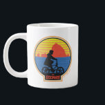 Taza De Café Gigante El gráfico de ciclismo Goonies Retro Mikey<br><div class="desc">Las tonterías | Echa un vistazo a esta silueta de Mikey montando su bicicleta en la playa!</div>