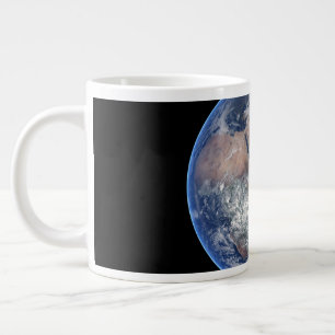 Taza De Café Gigante El Hemisferio Oriental Sobre El Planeta Tierra.