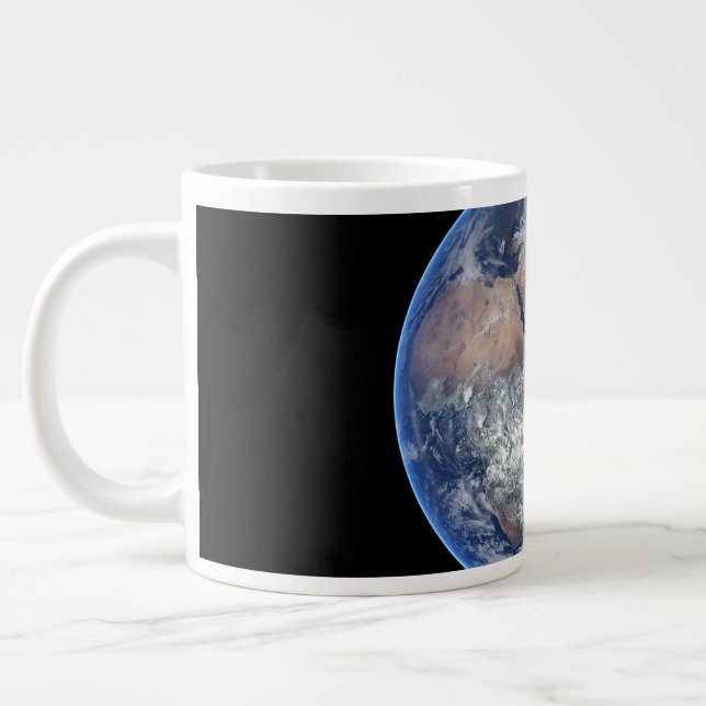 Taza De Café Gigante El Hemisferio Oriental Sobre El Planeta Tierra. (Izquierda)