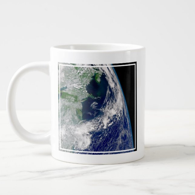 Taza De Café Gigante El Huracán Frances En Una Tierra Parcial. (Izquierda)
