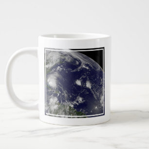 Taza De Café Gigante El Huracán Irene Se Desplaza Por Las Bahamas.