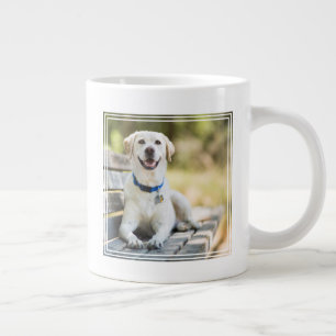 Taza De Café Gigante El Labrador Amarillo Está En El Banco