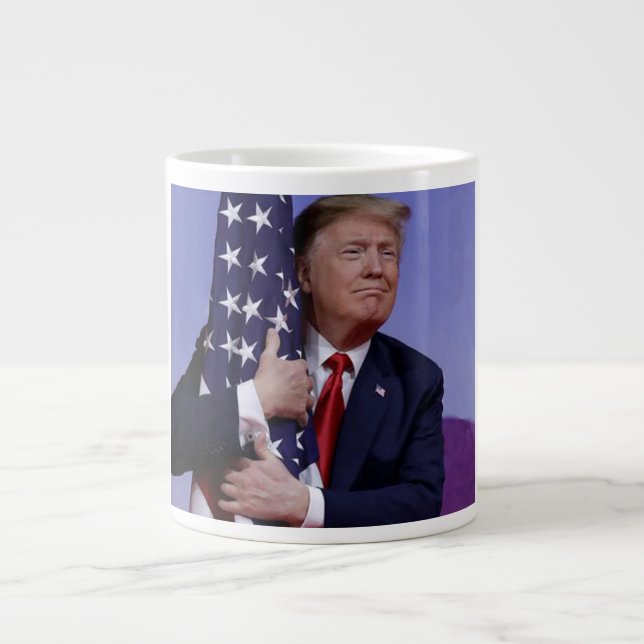 Taza De Café Gigante El presidente Trump abraza la bandera estadouniden (Frente)