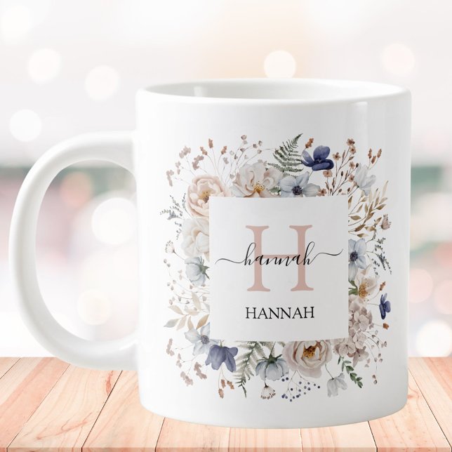 Taza De Café Gigante Elegant Monogram Pretty Beige Blue Flowers Floral (In situ)