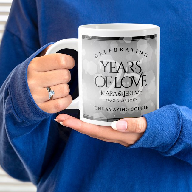 Taza De Café Gigante Elegante 25° aniversario Boda de Plata (25th wedding anniversary jumbo mug held by woman sporting a wedding ring and blue sweatshirt.)