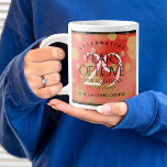 Taza De Café Gigante Elegante 29° Aniversario del Boda de Garnet<br><div class="desc">¡Celebremos el 29 aniversario del boda del granate con un par de estos elegantes tazas de café gigantes! Las elegantes letras con un confetti hexagonal con polvo de oro sobre un fondo naranja rojizo añaden un toque memorable para esta ocasión especial y un hito extraordinario. Personaliza con los nombres de...</div>