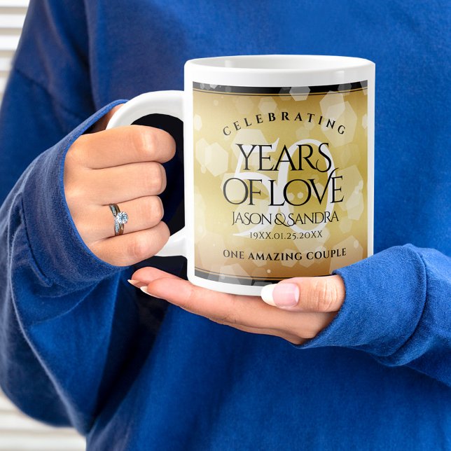 Taza De Café Gigante Elegante 50° Aniversario del Boda de Oro (50th wedding anniversary jumbo mug held by woman sporting a wedding ring and blue sweatshirt. )