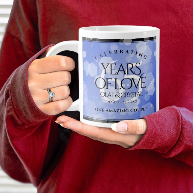 Taza De Café Gigante Elegante 65º Aniversario del Boda de Zafiro Azul (65th Blue Sapphire Wedding Anniversary Jumbo Coffee Mug Cover Photo.)