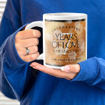 Taza De Café Gigante Elegante 7.ª Celebración del Aniversario del Boda<br><div class="desc">¡Celebra el sétimo aniversario del boda de cobre con un par de estos elegantes tazas de café gigantes! Las elegantes letras con confeti hexagonal sobre el fondo de un Relieve metalizado de cobre añaden un toque memorable para esta ocasión especial y un hito. Personaliza con los nombres de la pareja,...</div>