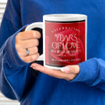 Taza De Café Gigante Elegante celebración del 36° Aniversario Rosa Boda<br><div class="desc">¡Celebremos el 36 aniversario del rosa de bodas con un par de estos elegantes tazas de café gigantes! Las elegantes letras con un romántico fondo rosa rojo añaden un toque memorable a esta ocasión especial y un hito extraordinario. Personaliza con los nombres de la pareja, fechas de matrimonio y/o mensajes...</div>